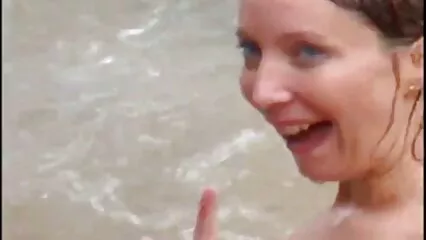 Une jeune blonde se fait éjaculer salopes allemande sur le visage après l'avoir sucé.