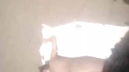 Embrasser un jeune chien aux gros seins cancéreux dans la nature et salopes africaines à la maison