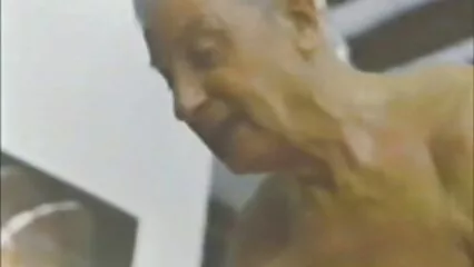 L'homme a embrassé Nura pour la première cochonnes françaises fois lors d'un massage avec un gel spécial.