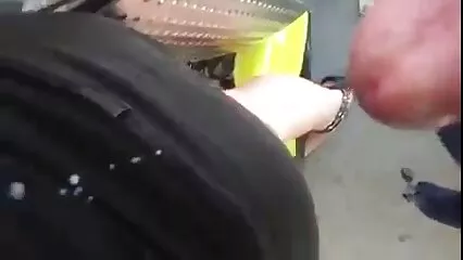 Elle montre ses jolis seins au pick-up et embrasse le sperme video massage cochonne sur son visage.