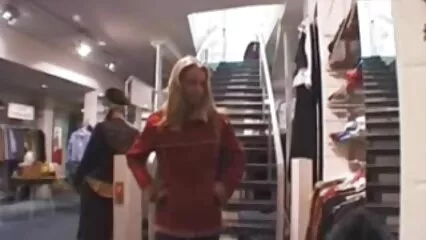 Après un bain avec une video massage cochonne fille noire, il va l'embrasser dans la chambre