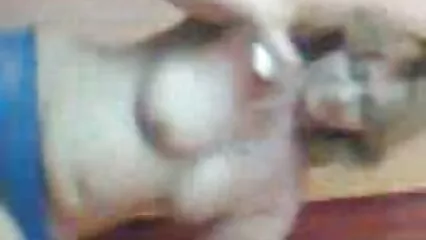 Beau sexe avec une jeune femme dans la chatte et la chatte salopes offertes