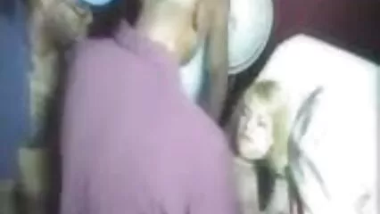 Maman donne le petit salopes pornos ami de sa fille pour du sexe infidèle pour briser un jeune couple