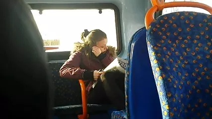 De jeunes lesbiennes russes s'essaient sexy et cochonne à jouir avec un mec