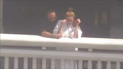 Mari et femme ont ramassé un jeune couple arabe salopes dans la rue et les ont emmenés dans la forêt pour s'embrasser