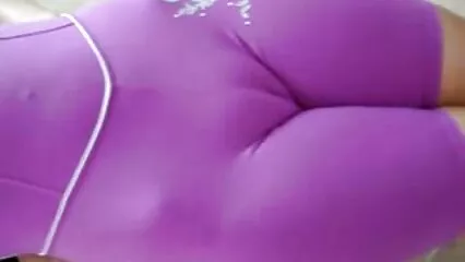 Une beauté douce avec un petit vibromasseur tres tres vieille cochonne touche son bébé sur le lit