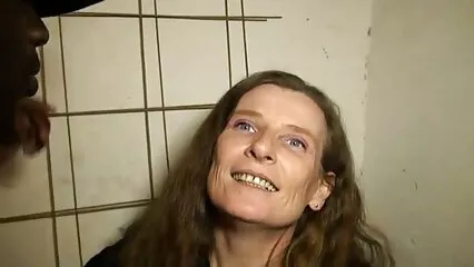 Superbe fille cochonnes françaises semble embrasser un ami