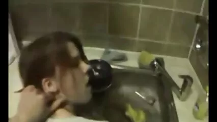 L'échange de maman se transforme en fête échangiste pour fille cochonne nue les jeunes fils