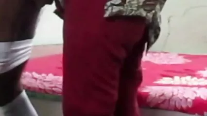 Le mec a invité la salope à la maison et a salopes en string embrassé son cul juteux de cancer