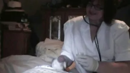 Un mec espionne une fille qui suce sa bite géante. porno slope