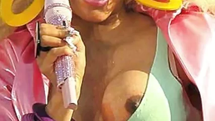 Mec embrasse deux grosses lesbiennes video cochonne en francais et rempli de chiennes