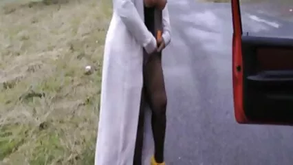 Après la fête, les lesbiennes prennent de la place en se léchant video gratuite cochonne la chatte