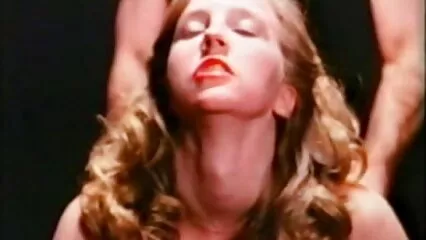 Porno de femmes de menage cochonnes cuisine avec des lesbiennes léchant le cul et la chatte