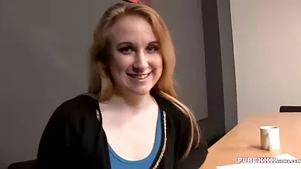 Les lesbiennes frottent leurs seins les uns contre les autres. Cette vidéo petite vieille cochonne porno met en vedette Nicolette Shea, Eden Levin dans les rôles principaux.