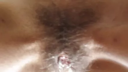 Excité femmes très cochonnes tire son favori dans un baiser et baise des tongs dans la chatte