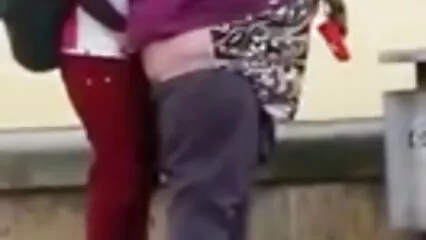Le gars est allé au massage et a arrangé un baiser cochonnes françaises passionné avec deux tourbillons