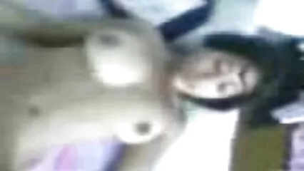 Porno avec un homme par vieille cochonne allemande terre et une salope russe suçant une bite.