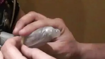La jeune fille Elsa gémit d'orgasme en video cochonne en francais se masturbant