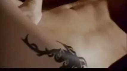 Jeune homme a un orgasme et injecte beaucoup de sperme dans la porno slope bouche de la femme