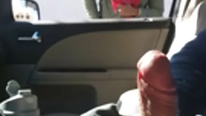 Un homme veut manger dans un café, et là les employés vieille grand mere cochonne veulent s'embrasser
