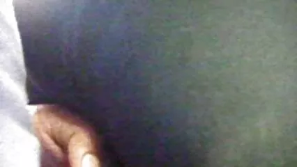 Les gays pètent salopes africaines dans l'anus et brisent une fille avec un baiser