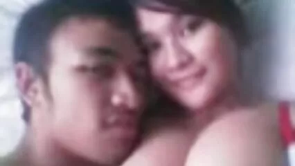 Belle femme avec salopes enceinte un cul délicieux saute sur la bite d'un ami.