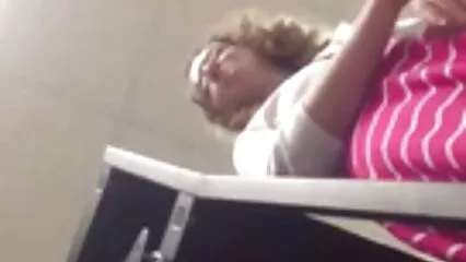 Sexe doux deux filles qui ont décidé de s'embrasser sur la table de video gratuite cochonne la cuisine