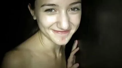jeune débutante en videosalope casting baise une bite sur du carrelage et baise