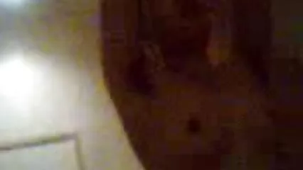 Jeune blonde russe met ses doigts dans sa chatte et pose nue salopes sexy sur la route