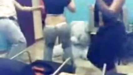 Un mec baise une fille mince avec des baisers et éjacule dans matures francaises salopes un vagin tourbillonnant