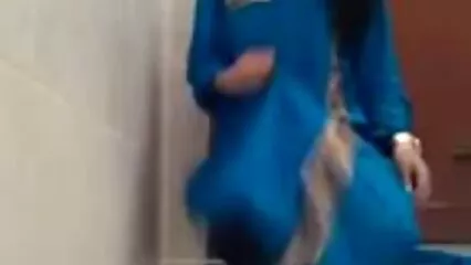 Un vieil homme chauve embrasse facilement une jeune femme maigre video cochonne en francais
