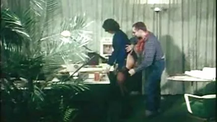 Beau sexe salopes extremes avec une brune sur le lit et amoureux de l'orgasme