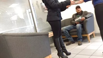 jeune Geisha asiatique doigte la video sex cochonne chatte et sourit devant la caméra