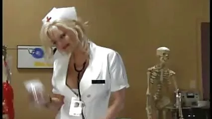 un jeune chef organise la douche dorée vieille grand mere cochonne d'une femme au foyer après un baiser