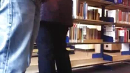 Embrasse la dernière salope dans femmes enceintes salopes la bouche et une fille forte et lâche