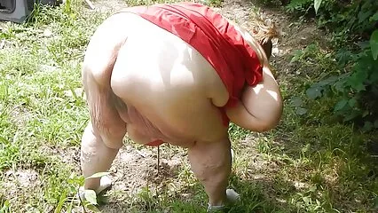 plusieurs hommes entourèrent la vieille tres cochonne chienne maigre, embrassèrent la génisse et vinrent