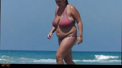 Un long mec embrasse la chatte et se tient debout sexy cochonne sur une milf aux gros seins