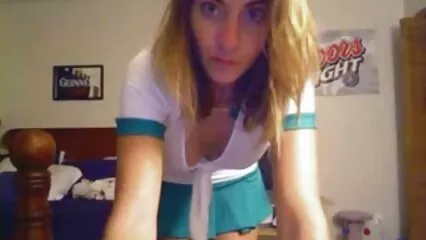 Il a embrassé videosalope deux filles et elles se sont fait baiser dans les trous.