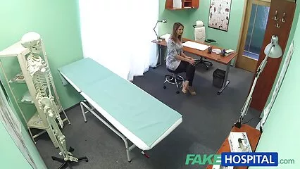 Jeune beauté s'assoit sur une chaise et commence à se masturber la chatte salopes arabe