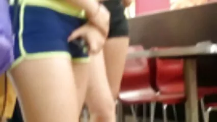 L'homme piétine la femme puis procède à la baiser videosalope dans un baiser sur le vagin