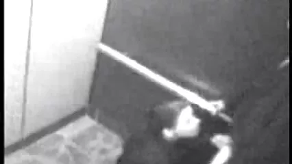 Blonde salopes sexy plantureuse fait un cunnilingus fraîchement sorti de la baise