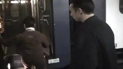 Voisin porno aux gros seins après avoir été surpris en train de se vieille grand mere cochonne masturber