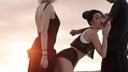 Beau sexe avec une brune sexy qui africaines salopes pisse