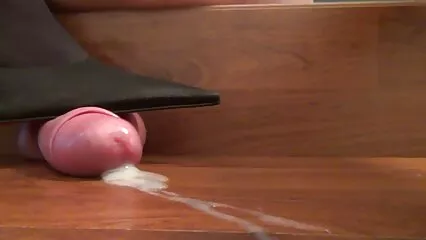 Un pistolet de massage brune se vieille cochonne en manque transforme en un baiser passionné