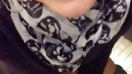 Un mec étire le cul des jeunes filles et baise vieille cochonne allemande une bite à baiser profond