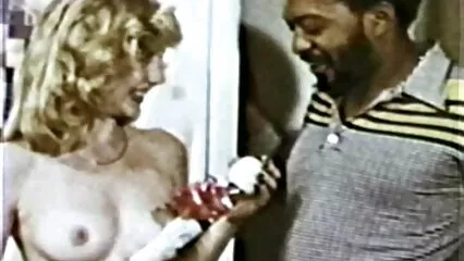 Beaucoup de sperme dans la bouche de ma sœur après un baiser. salopes maigres