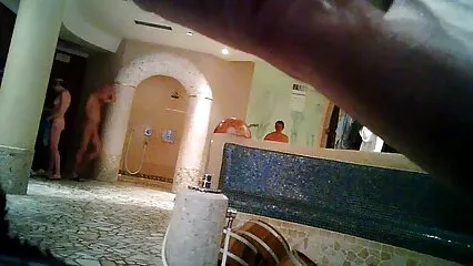 Un black baise Kellie Diamond salopes offertes en embrassant son cul pendant que la génisse met ses doigts dans le vibromasseur de la chatte