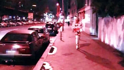 Le mec libère une belle fille nue et l'embrasse doucement sur salopes de matures la chatte, elle gémit