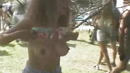femme plus âgée au sexy et cochonne pubis rasé Jess Ryan doigte son gode bébé