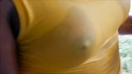 Une belle vidéo de sexe avec une jeune salope se termine avec du femme cochonne en collant sperme dans la bouche.